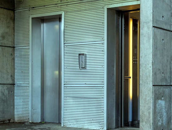 coppia di mini lift in un piccolo palazzo nel torinese