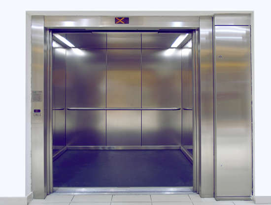 grande cabina di un moderno lift installato in un palazzo della periferia torinese