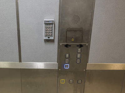 ascensore idraulico a cagliari dettaglio interno