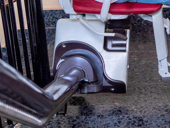 base di un montascale a poltrona in condominio di cagliari