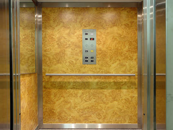 cabina di elevatore con specchi laterali a olbia