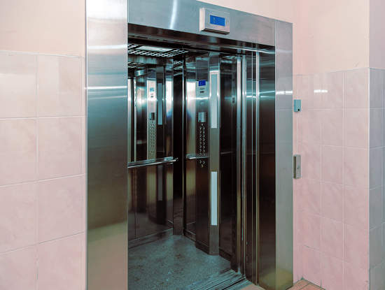 impianto elevatore a cagliari dettaglio cabina