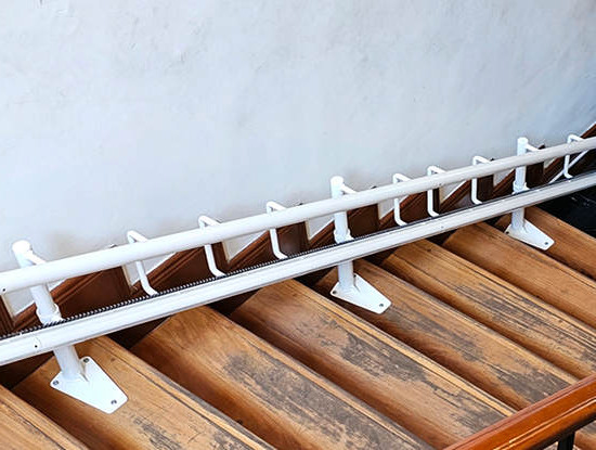 binario montascale con ancoraggio ai gradini a olbia