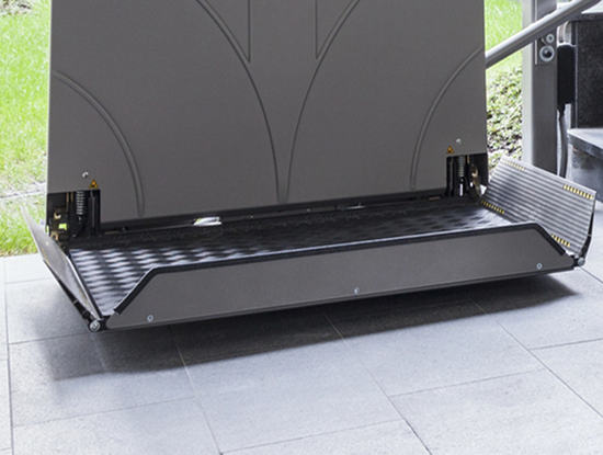 dettaglio di pedana montascale esterna comprensorio di olbia